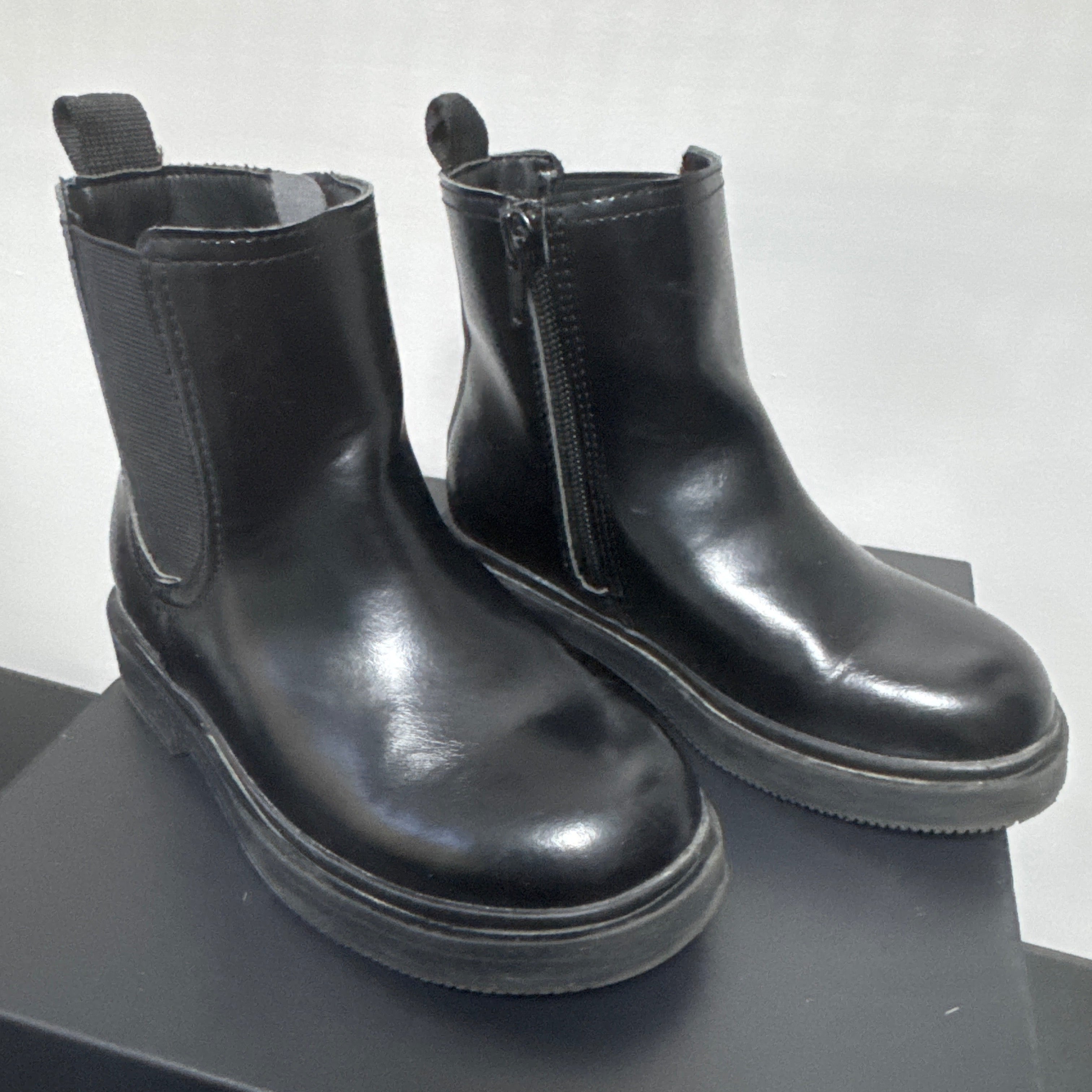 Black Chelsea Boots | US11