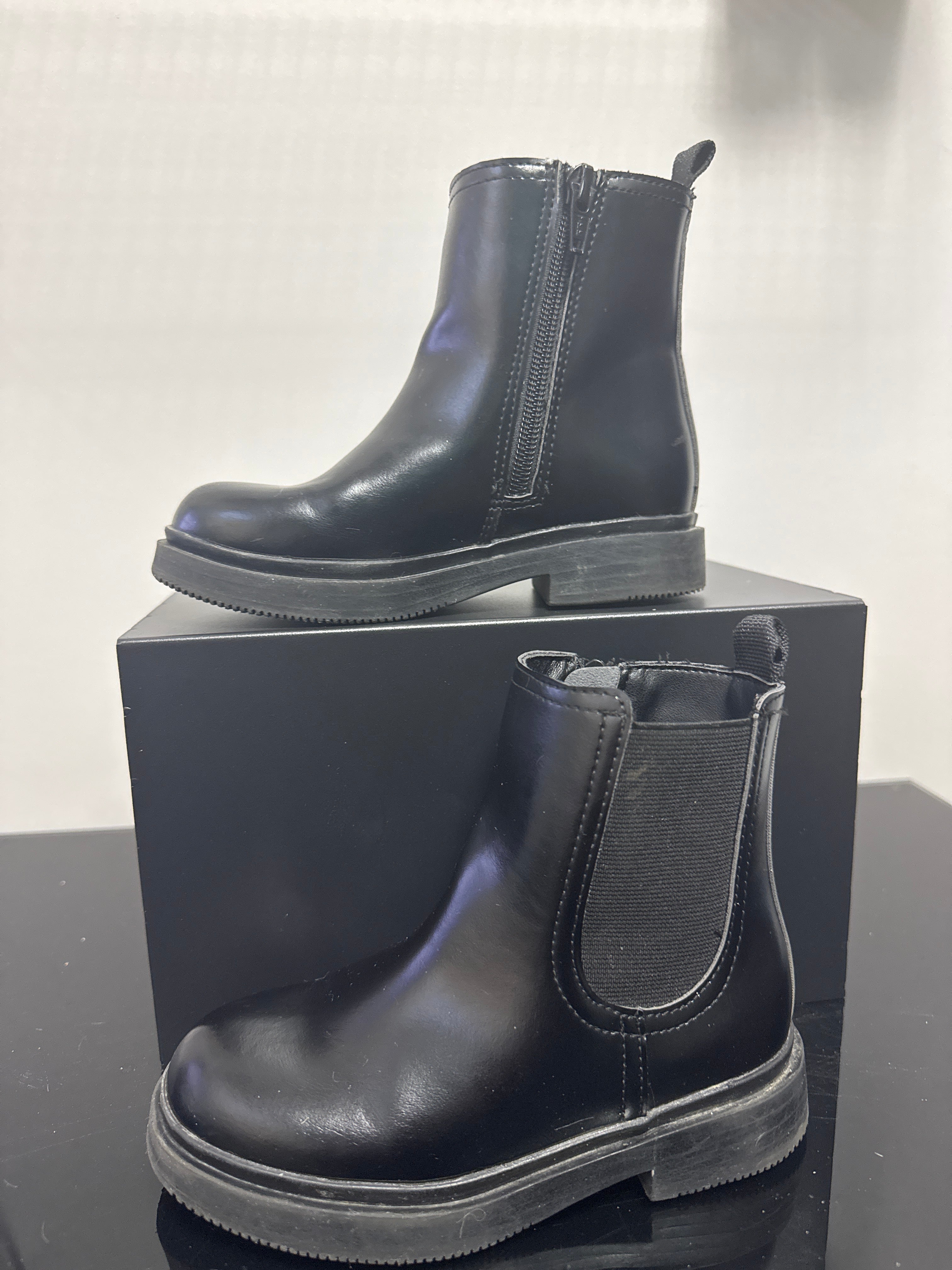 Black Chelsea Boots | US11